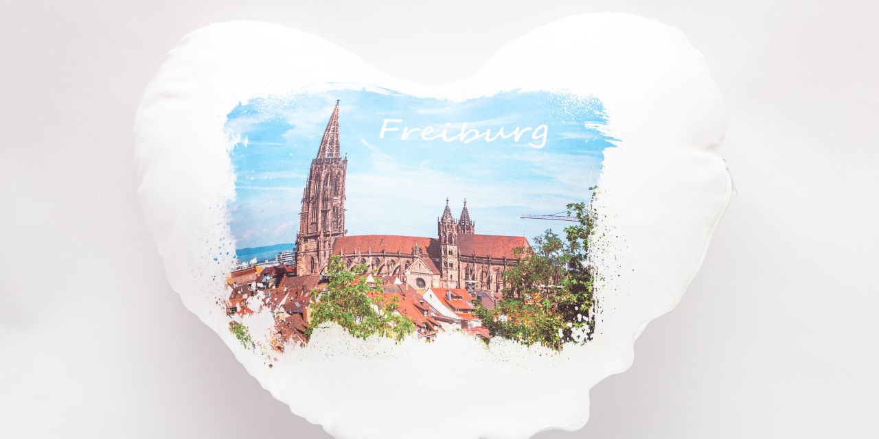 Kissen in Herzform bedruck mit einem Foto des Freiburger Münsters